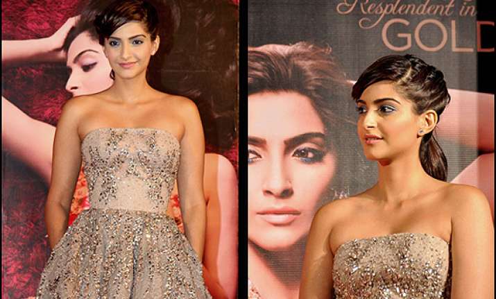 sonam kapoor unveils l or al paris make up line see pics