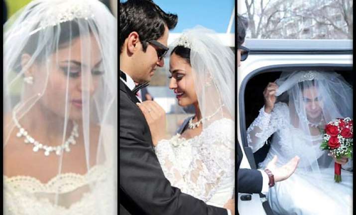 veena malik looks dewy in snow white inspired wedding dress