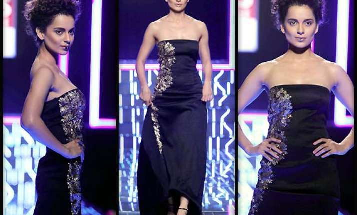 wifw aw 2014 kangana trips on ramp at grand finale see pics