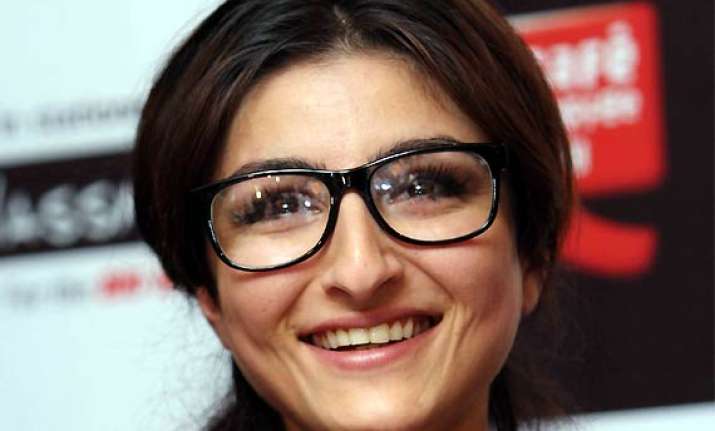wifw aw 2014 soha felicitates young designer gourav goel