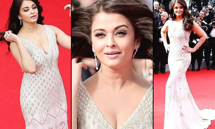 cannes 2014 aishwarya shows cleavage looks divine in