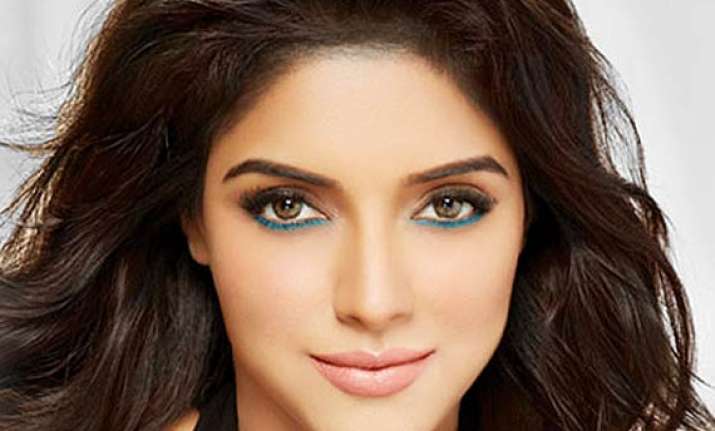 asin gives tough competition to kareena aishwarya through