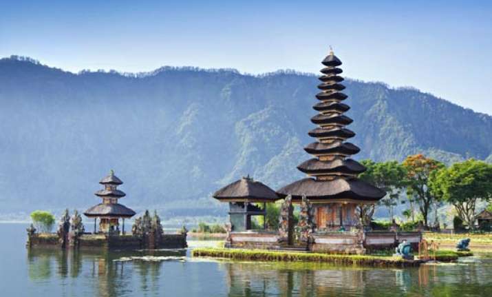 bali paradise for sea lovers and ancient temples see pics
