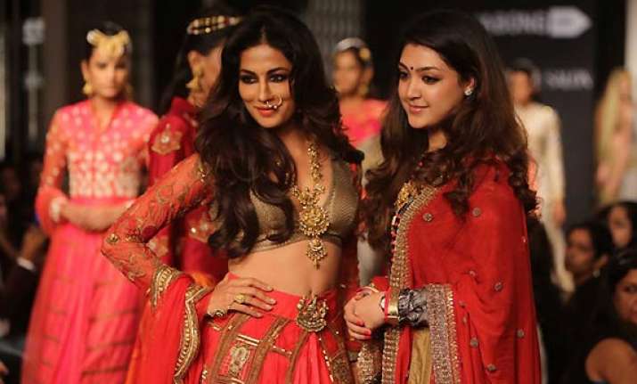 chitrangada adorns devdasi avatar on ramp at lfw 2014 see