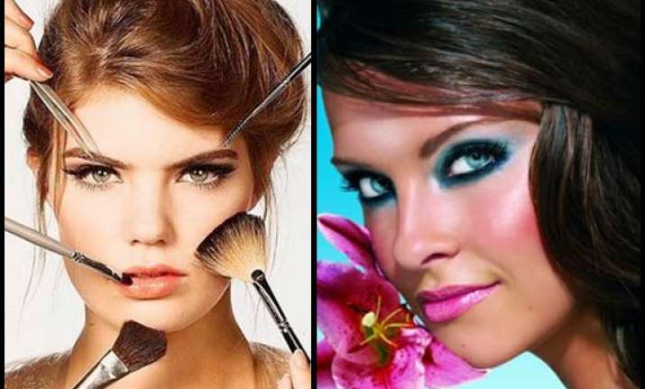 signs you are wearing heavy make up see pics