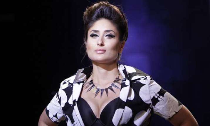 kareena kapoor to catwalk at lfw grand finale see pics