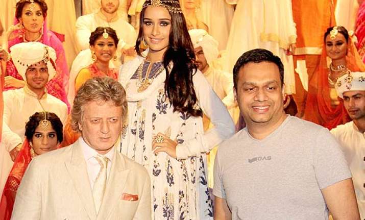 shraddha kapoor looks enthralling in rohit bal s collection