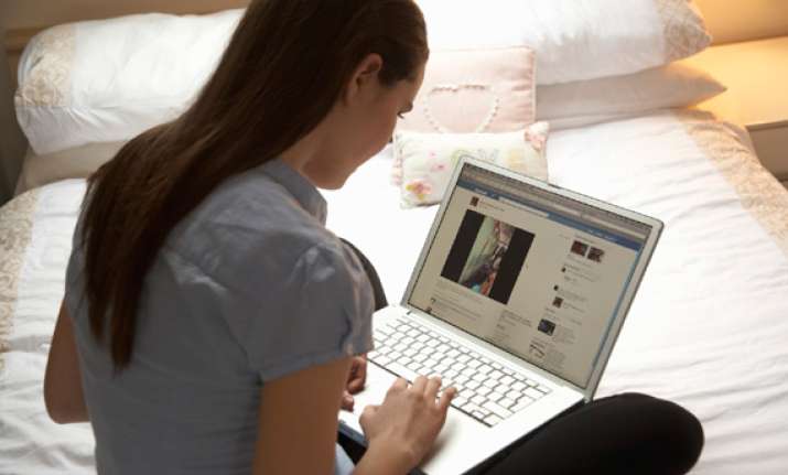 more people hooked to social media before sleep see pics