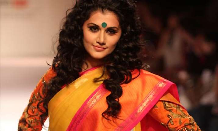 taapsee pannu sets the stage on fire for designer gaurang
