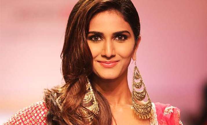 lfw 2014 vaani kapoor stuns as showstopper for payal singhal