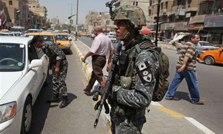 al qaida fighters kill 26 policemen in west iraq