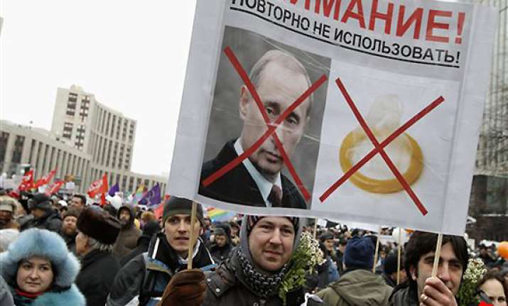 anti putin protests draw tens of thousands