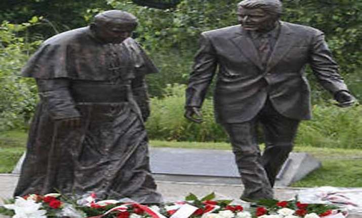 arm cut off of reagan statue in poland