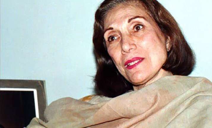 benazir bhutto s mother nusrat bhutto dies