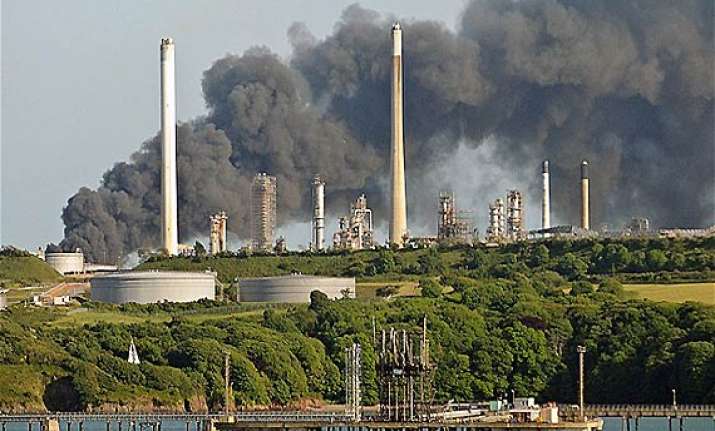 blast in welsh refinery kills 4