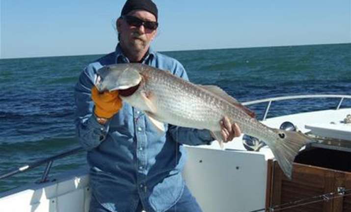 boat sinks texas man survives 30 hours in gulf