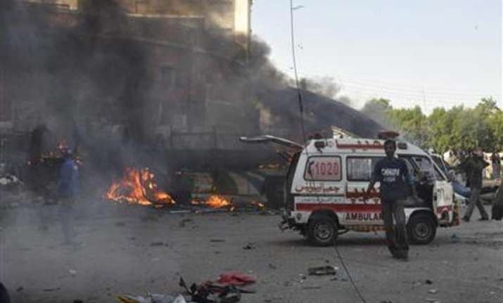 bomb kills 6 people in pakistan anti polio drive