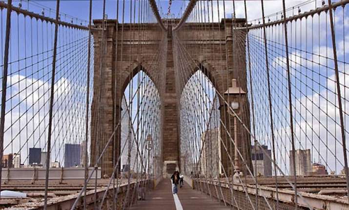 bomb scare shuts down brooklyn bridge in new york