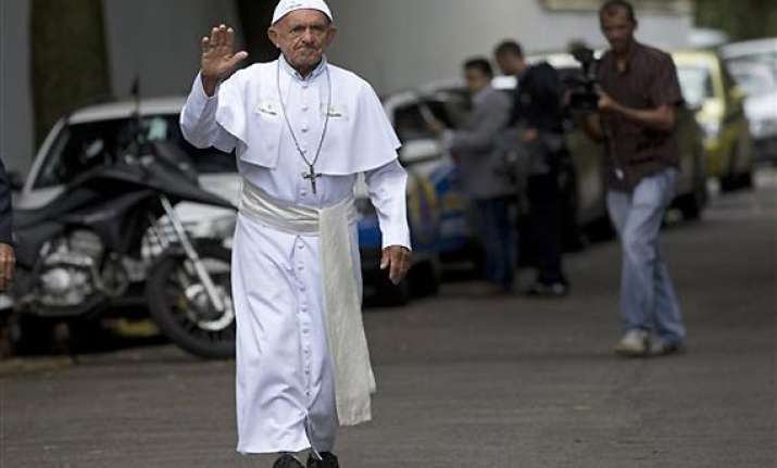 chaos among pilgrims as rio metro breaks down amid pope