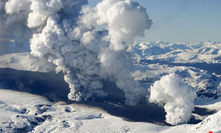 chile s hudson volcano spews columns of steam ash 3 miles