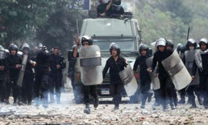 clashes renew in egypt s tahrir square 35 killed in 3 days