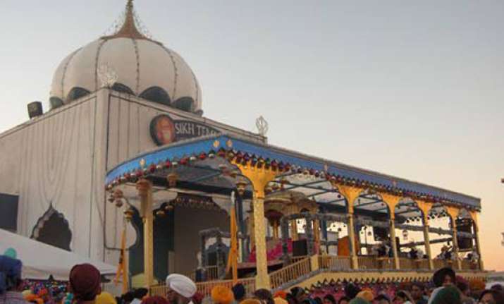 clashes between sikhs outside california gurdwara 2 stabbed