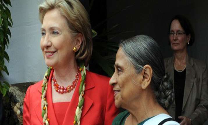 clinton identifies ela bhatt as one of her heroines