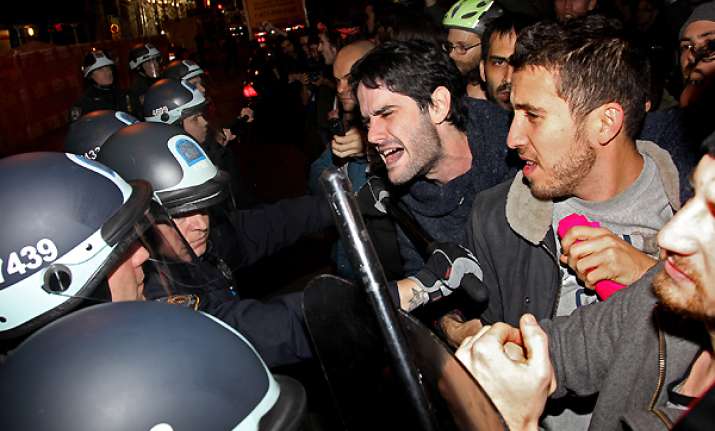 crackdowns reach epicenter of wall street protests