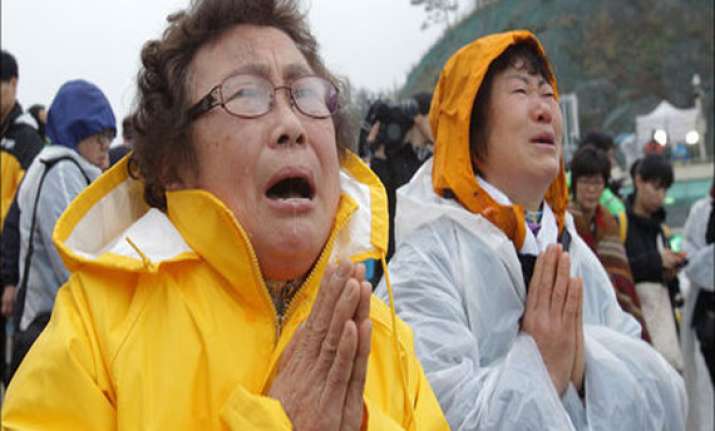 cries of anguish as south korea ferry toll reaches 135