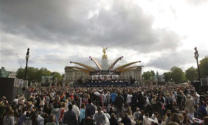 crowds cheer queen on last day of jubilee