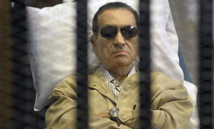 doctors administer oxygen to mubarak overnight