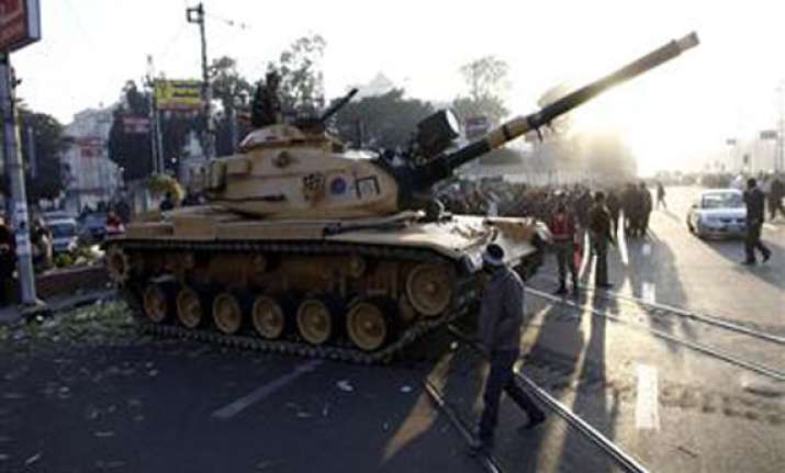 egypt army deploys tanks near presidential palace 5 killed