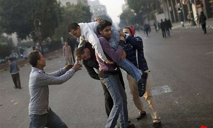 egyptian protesters clash with police one dead