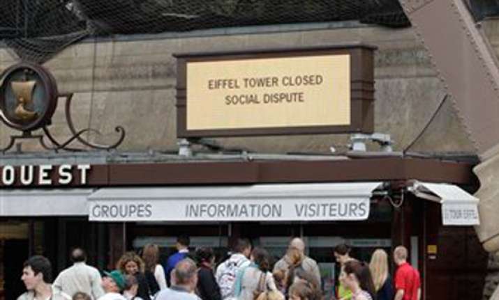 eiffel tower workers on strike monument closed