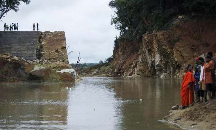 eight killed thousands marooned as rains pound sri lanka