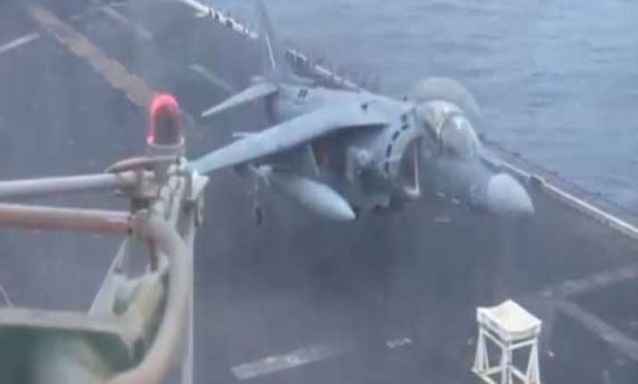 fighter pilot lands jet with no front landing gear onto