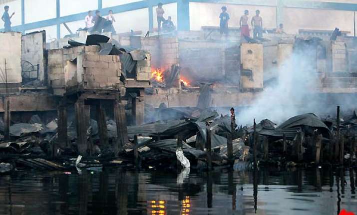 fire in philippine capital leaves 8 000 homeless