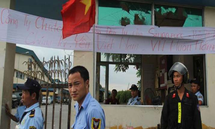 first chinese evacuation ship leaves vietnam