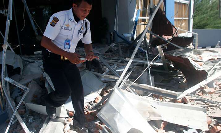 five died in massive indonesian quake say officials