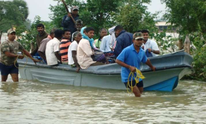 floods displace over 100 000 in sri lanka