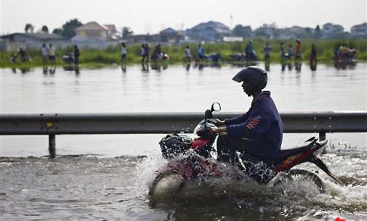 floodwaters begin seeping into bangkok suburbs