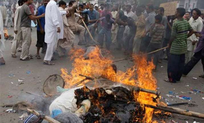 fresh violence in karachi after ppp minister s remarks