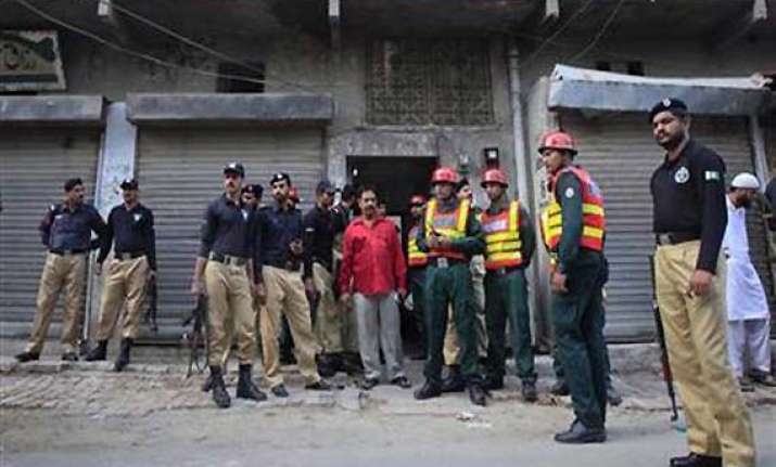 gunmen kill govt official 2 policemen in southwest pakistan