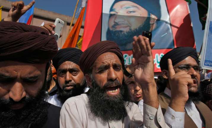 hundreds in pakistan rally for governor s killer
