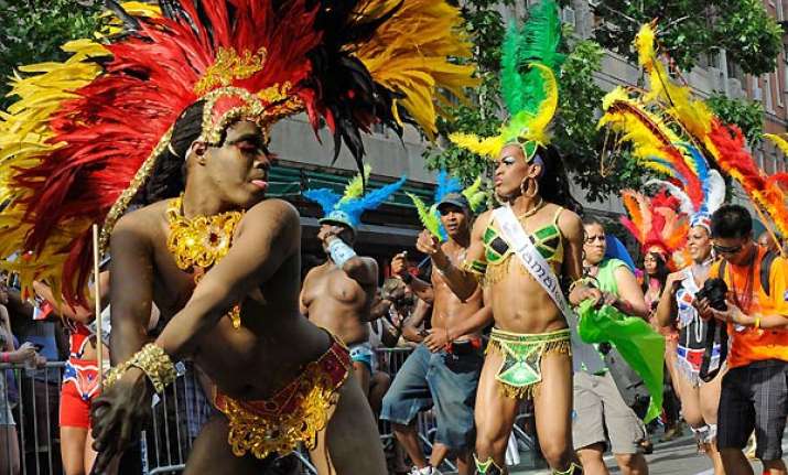 hundreds of thousands flock ny gay pride parade