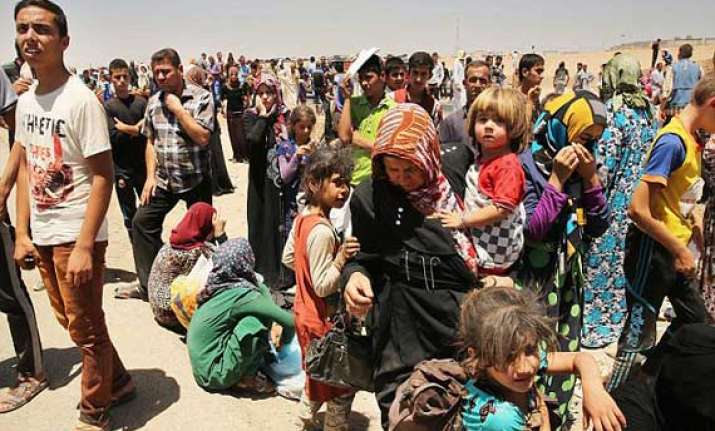 isis displaces 30 000 people in eastern syria