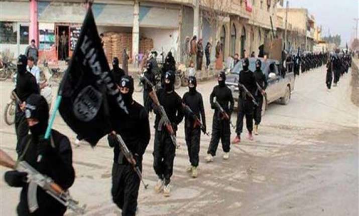 isis seizes key syrian town on iraq border