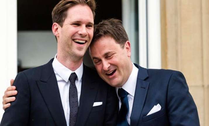 luxembourg pm xavier bettel becomes first eu leader to