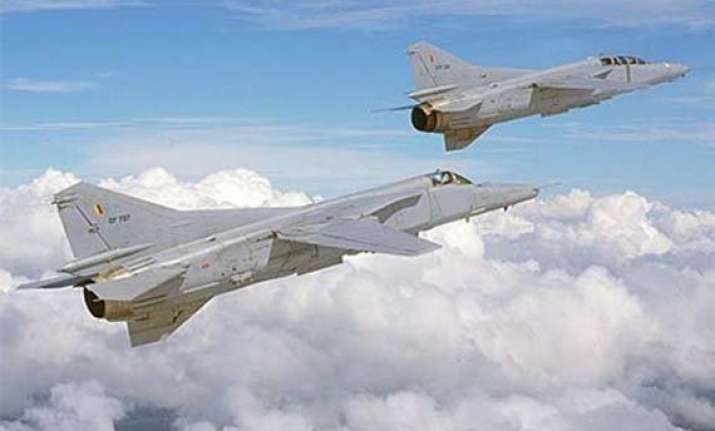 four killed as lankan air force plane crashes