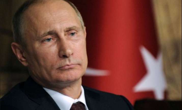 vladimir putin signs treaty on eurasian economic union into